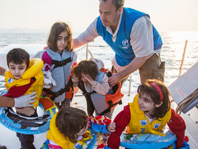 Coast Guard saving Syrian refugees from a rubber (photo)