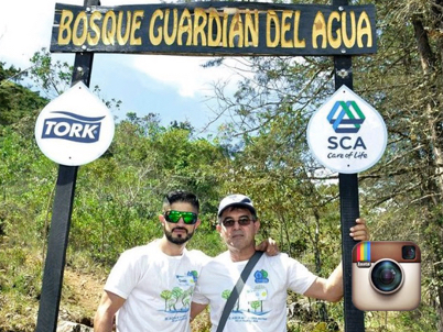 Two volunteers at Cerro La Trinidad in costa Rica (photo)
