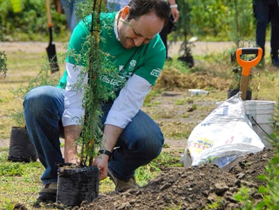 Volunteer planting a tree in the Guadalope Park near SCA’s plant in Sahagùn (photo)