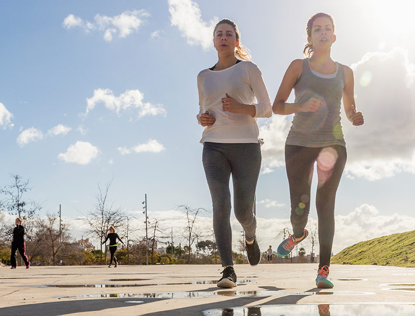 Two women jogging (photo)