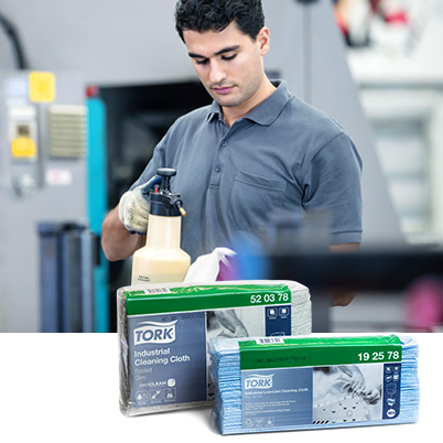 Man with Tork Cleaning Cloths with ExelClean (photo)