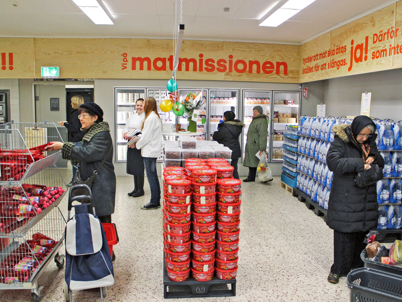 People in a supermarket for people in need (photo)