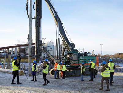 Work on the Östrand project with a 12-meter concrete pile (photo)