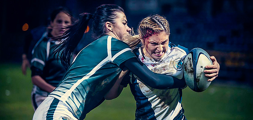 Female rugby players during a play (photo)