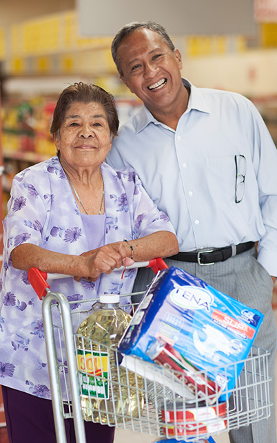 Happy couple in supermarket (photo)