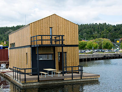 In autumn 2016, the first students moved into the floating houses made with wood from SCA. (photo)